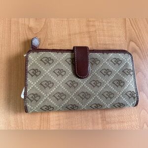 Dooney and Bourke wallet signature purse bag clutch